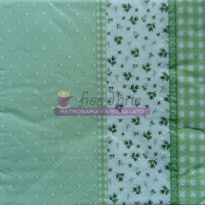 Três tecidos verdes diferentes com padrão pontilhado, folhas e xadrez com logotipo no centro
