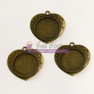 Três molduras de metal em forma de coração cor bronze com a palavra LOVE