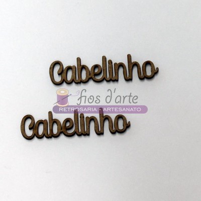 Recortes de madeira com a palavra 'Cabelinho' e logo 'fios d'arte RETROSARIA ARTESANATO' sobre fundo branco
