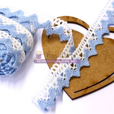 Fita de renda azul e branca em suporte de coração de madeira