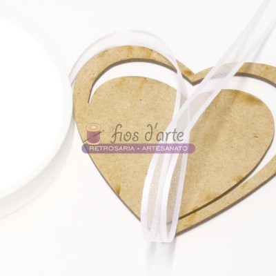 Fita branca transparente em carretel sobre base de madeira em formato de coração com logo fios d'arte