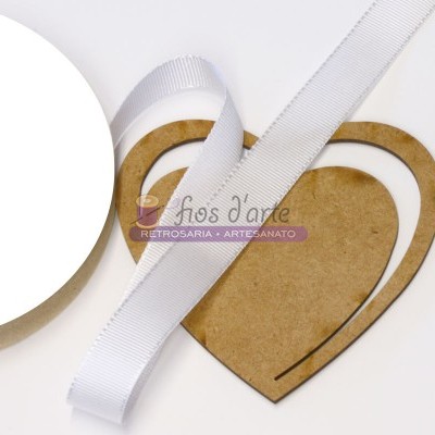 Fita branca de gorgurão e suporte de cartão em forma de coração sobre superfície branca