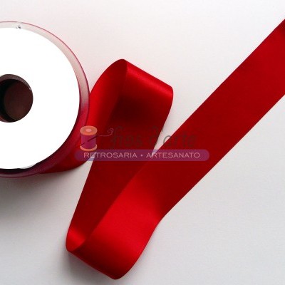 Fita de cetim vermelha larga em carretel sobre fundo branco
