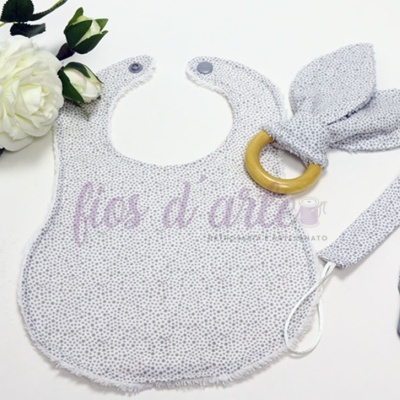 Conjunto de babete, argola de madeira com tecido e prendido para chupeta com padrão pontilhado cinzento