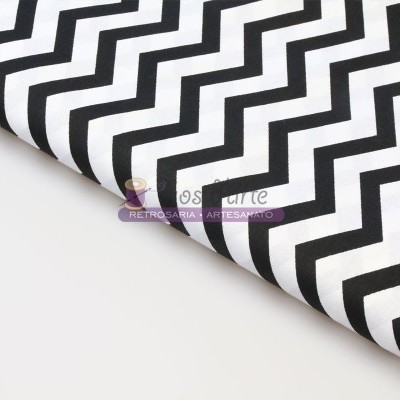 Tecido preto e branco com padrão zig-zag e etiqueta 'O SOL DA EIRE RETROSARIA ARTESANATO'