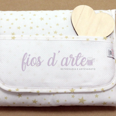 Bolsa de tecido branco com estrelas douradas, bolso para bordado, etiqueta com urso e coração de madeira