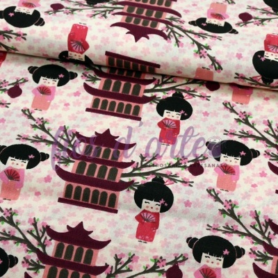 Tecido estampado com figuras japonesas, árvores floridas e edifícios tradicionais em branco