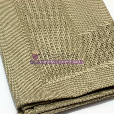 Guardanapo bege de tecido com textura e etiqueta roxa