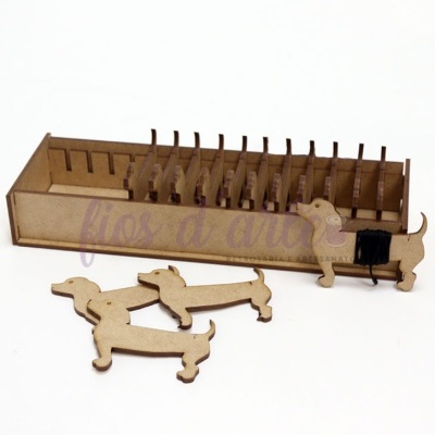 Suporte organizador de madeira retangular com divisórias e figuras de cães em madeira