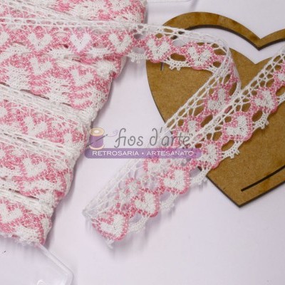 Renda branca e rosa sobre cartão estarcido em forma de coração