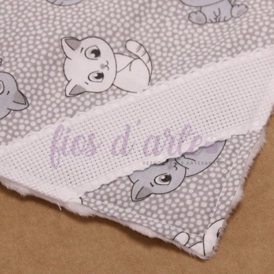 Tecido triangular com padrão de gatos cinzentos e faixa branca com texto lilás