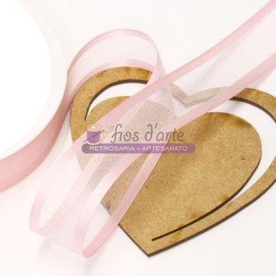 Fita rosa transparente sobre coração de madeira com etiqueta fios d'arte