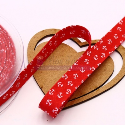 Fita vermelha com âncoras brancas enrolada em carretel e suporte em forma de coração