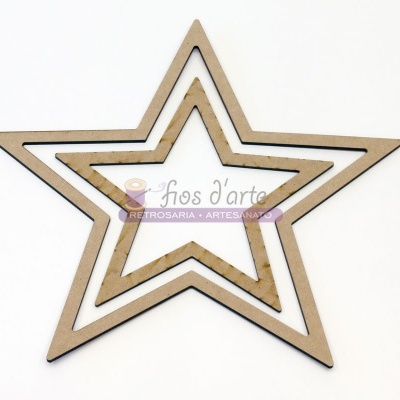 Dois moldes de estrela de madeira sobre fundo branco com etiqueta 'Fios d'arte'