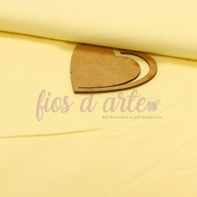 Tecido amarelo claro liso com cartão de coração castanho e texto 'fios d arte'.