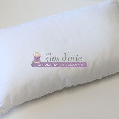 Travesseiro branco retangular sobre fundo branco com texto promocional sobreposto