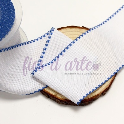 Fita branca com bordas azuis enrolada num carretel sobre suporte de madeira