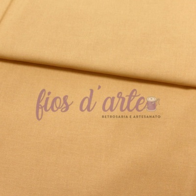 Tecido bege claro com texto impresso 'fios d'arte' e 'RETROSARIA E ARTESANATO'
