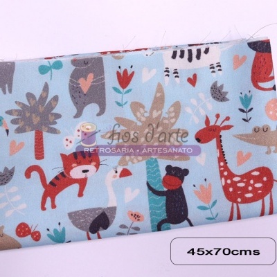 tecido de algodão com padrão infantil de animais e árvores sobre fundo azul