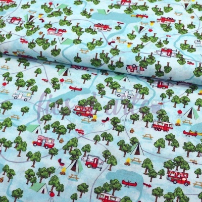 Tecido azul claro com padrão de carros de bombeiros, árvores e tendas