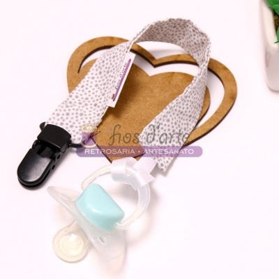 Chupeta azul com suporte de tecido floral e clip preto sobre fundo branco