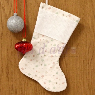 Bota de Natal branca com estrelas coloridas e bolas de Natal penduradas