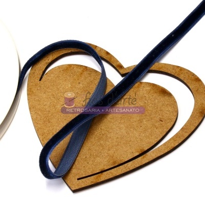 Dois corações em MDF com fita de cetim azul escuro