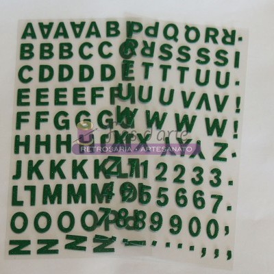 Folha de autocolantes de letras e números verdes escuros em fundo branco