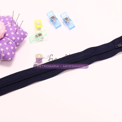 Fecho éclair preto com clips coloridos e alfineteiro em flor