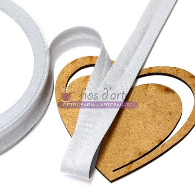 Fita branca estreita com suporte de cortiça em forma de coração