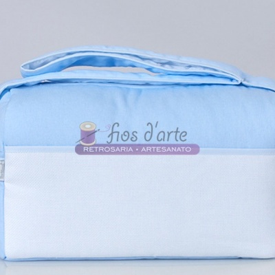 Bolsa azul claro e branca com bolso frontal texturizado