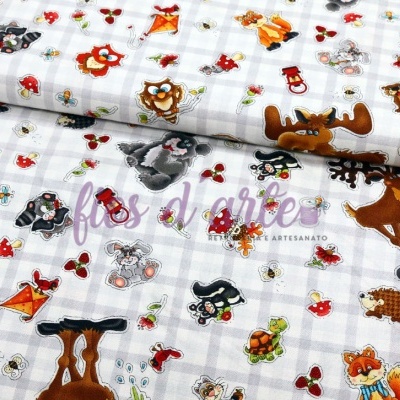 Tecido branco com padrão de quadrícula cinza claro e desenhos coloridos de animais e elementos decorativos.