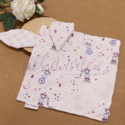 Paninho para bebé branco com estampado colorido de ratinhos a andar em monociclo, com uma orelha texturizada branca com bolinhas