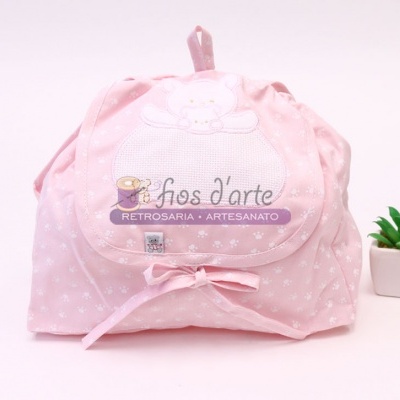 mochila rosa claro com bolso bordado e planta em fundo branco
