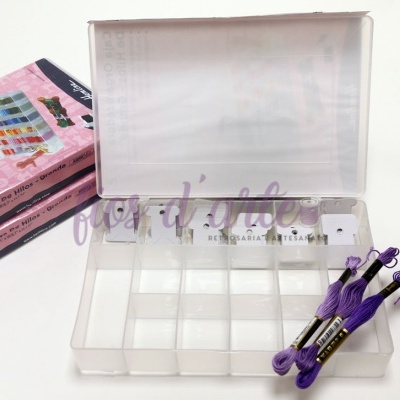 Caixa organizadora transparente com novelos de linha roxa