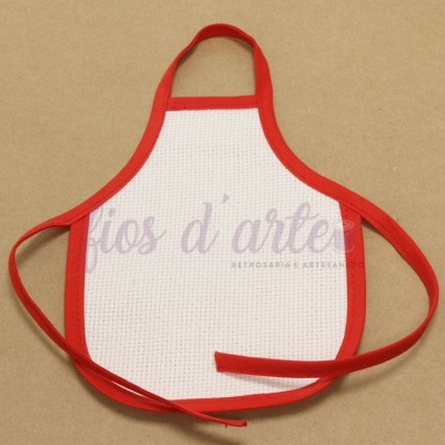 Avental branco com bordas e fitas vermelhas sobre fundo castanho com texto 'fios d'arte RETROSARIA E ARTESANATO'