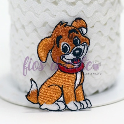 Emblema bordado de cão castanho claro com orelhas e patas brancas