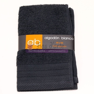 Toalha preta de algodão com etiqueta informativa em fundo branco