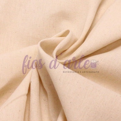 Tecido de algodão cru com textura lisa e dobra central