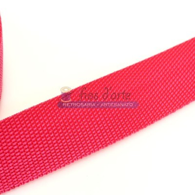 Fita vermelha de tecido com textura entrelaçada