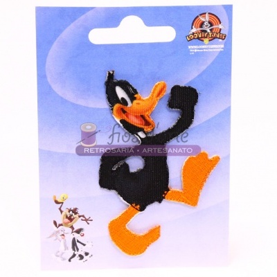 Patch bordado do Pato Donald fixado em cartão azul da Disneyland Paris