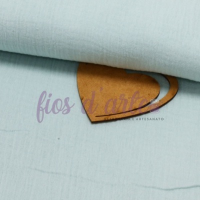 Tecido azul claro dobrado com etiqueta de couro castanho visível