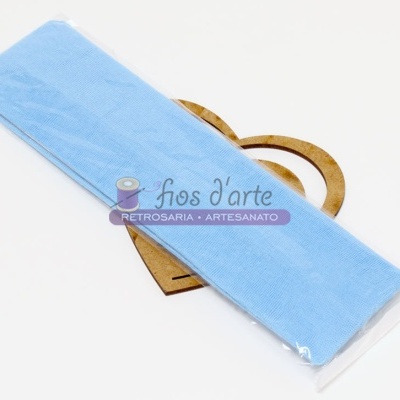 Faixa de tecido azul clara embalada em plástico sobre fundo branco com texto 'fios d'arte' e peça de madeira abaixo