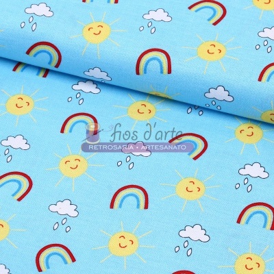 Tecido azul claro com padrões de sol, nuvens, gotas de chuva e arco-íris coloridos