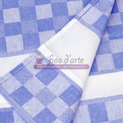 Toalha quadriculada azul e branca com etiqueta Fios d'arte