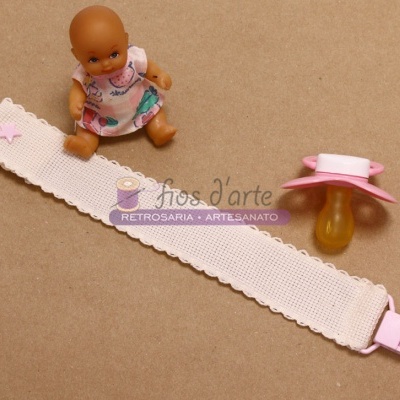 Bico artificial rosa, prendedor de bico rosa claro e boneco bebé vestido com macacão branco colorido