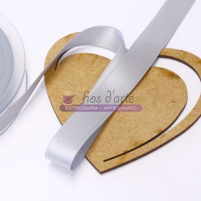 Fita de cetim cinza claro sobre molde de coração em madeira com texto
