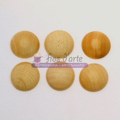 Seis botões redondos de madeira clara com texturas naturais e logotipo no fundo