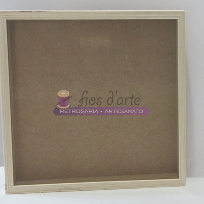 Moldura quadrada em madeira com texto fios d'arte e RETROSARIA • ARTESANATO