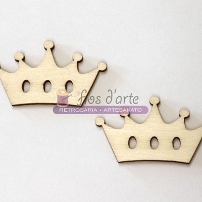 Duas coroas de madeira claras com orifícios ovalados